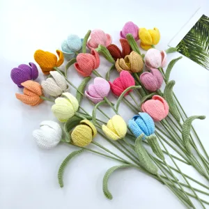 Handgefertigter Häkel-Tulpenstrauch Detailansicht, bunte Wollblumen mit grünen Stielen für Heimdekor.