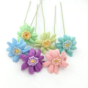 Détail de fleur de gerbera au crochet fait main, superbe cadeau de déco florale en fil.