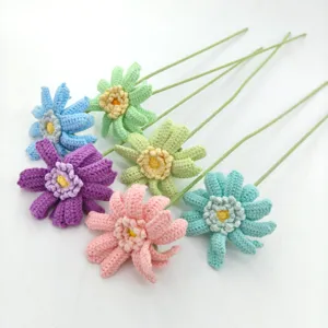 Gros plan sur les détails de fleurs au crochet faites main, délicats pétales et tige.