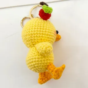 Handgemaakt gehaakt geel eendje sleutelhanger detail zicht, mooie schattige appel hanger.