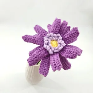 Fleur de gerbera violette au crochet faite main plante en pot tricotée pour cadeau déco