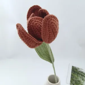 Handgemachte braune Häkel-Tulpe Detailansicht, perfekt für schöne Heimdekoration.