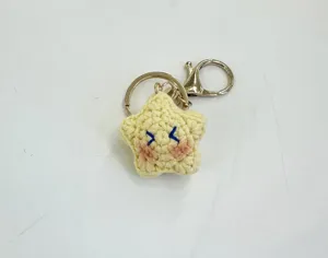 Detalle de llavero de estrella de ganchillo hecho a mano, adorno de bolsa de estrella.