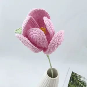 Handgemachte gehäkelte Tulpenblume Blumenstrauß Strickkunstpflanze für Dekoration.