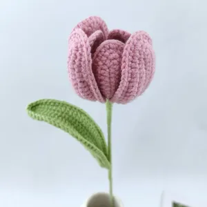 Detailaufnahme der handgefertigten Häkel-Tulpe in Rosa, feine Wolltextur für schöne Deko.