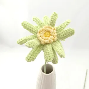Gros plan de fleur de gerbera au crochet faits à la main, idéal pour la déco et les cadeaux.