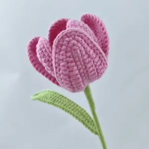 Handgehäkelte rosafarbene Tulpenblume Detail, exquisite Wolle ewige Blumen Deko für Zuhause.