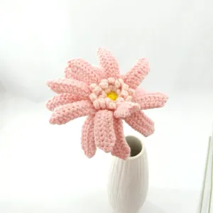 Fleur de gerbera rose crochetée à la main détail dans vase en céramique, décoration maison.