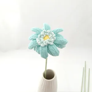 Bouquet de fleurs gerbera au crochet fait main avec vase en céramique pour décoration
