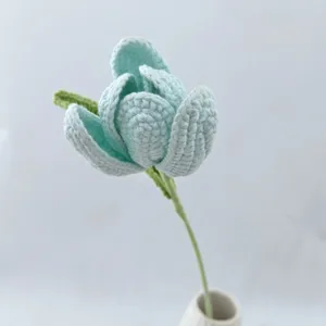 Handgehäkelte Tulpenblüte Detailansicht, ideal für Heimdekoration und Geschenke.