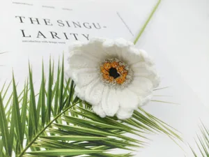 Handmade crochet white gerbera flower wool knitted bouquet, exquisite home decor gift.