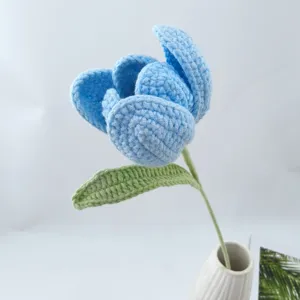 Handgemachte blaue Häkel-Tulpe Detailaufnahme, exquisite Wolle Strick-Deko Geschenk.
