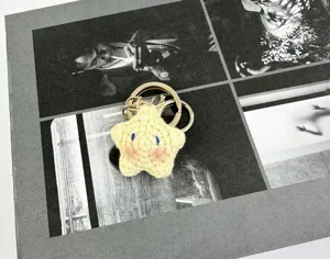Primer plano detalle del llavero de estrella de ganchillo hecho a mano, colgante bolso.