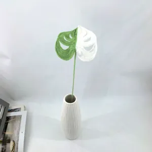 Foglia di monstera all'uncinetto pianta lavorata a maglia bouquet di fiori bianco vaso