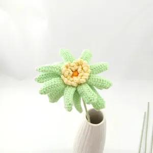 Détail de fleur de gerbera au crochet artisanale, fleur en laine artificielle déco.