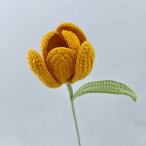 Handgehäkelte gelbe Tulpe Detail Nahaufnahme, zarte Strickgarn Blume Heimdekoration neu.