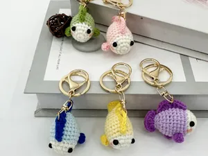Portachiavi pesce all'uncinetto fatto a mano simpatico ciondolo borsa in lana colorata