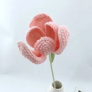 Handgemachte rosa Häkel-Tulpe Detailaufnahme, gestrickter künstlicher Blumenstrauß für Heimdeko.