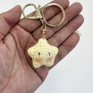 Llavero de estrella de ganchillo hecho a mano lindo colgante de bolso con cierre metálico dorado.