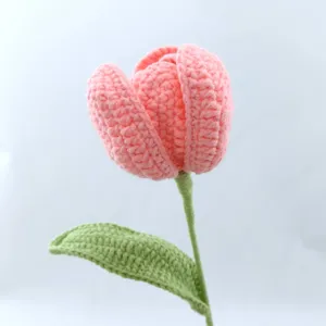 Handgehäkelte rosa Tulpe Detailansicht, wunderschönes Wollblumen Kunsthandwerk Dekor.