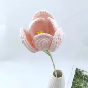 Handgefertigte Häkel-Tulpe Detailansicht, rosa Garnblüten und grüner Stiel, tolle Heimdeko.