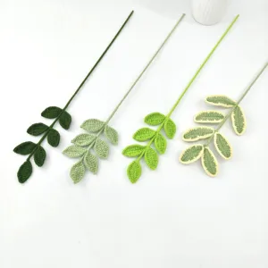rami di foglie all'uncinetto artigianali per composizioni di fiori artificiali, piante verdi.