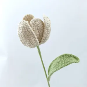 Handgemachte Häkel-Tulpenblume Detailansicht, exquisite Wollstrick Heimdekoration Geschenk.