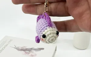 Portachiavi pesce viola all'uncinetto fatto a mano simpatico ciondolo borsa lavorato