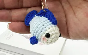 Portachiavi pesce all'uncinetto fatto a mano, adorabile ciondolo borsa blu e accessorio carino.