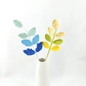 Bouquet di fiori artificiali con rami di foglie all'uncinetto fatto a mano vaso