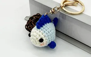 Portachiavi a forma di pesce all'uncinetto fatto a mano ciondolo per borsa carino e simpatico.