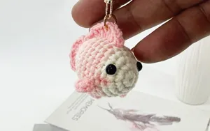 Portachiavi a pesce rosa fatto a mano all'uncinetto, delizioso accessorio per borsa.