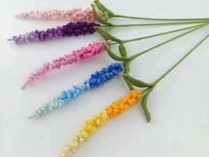 Handgemachte Häkel-Lavendelblüte Stiel Detail, bunte Garn Blumen Kunsthandwerk Geschenk.