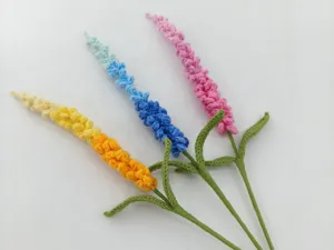 Detailansicht handgefertigter Häkel-Lavendelblüten mit feinen Stichen und lebendigen Farbverläufen.