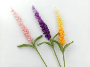 Handgemachte gehäkelte Lavendelblume Detail, fertiges handgemachtes Wollblumen Geschenk.
