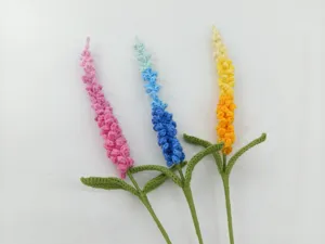 Handgemachte Häkel Lavendel Blumen fertiges Produkt kreatives Geschenk Blumenarrangement.