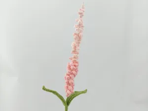 Handgefertigte Häkel-Lavendelblume Detailansicht, rosa Garnblume Geschenk für Heimdekoration.
