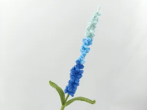Handgefertigte Häkel-Lavendelblume Detailansicht, blaue Wollblume als schönes Geschenk.