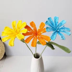 Bouquet di fiori in filo di cotone uncinetto fatto a mano in vaso per decorare casa