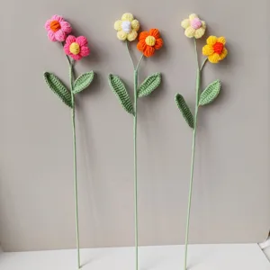 Ramo de flores abullonadas de ganchillo hecho a mano, flores de hilo de lana para regalo.