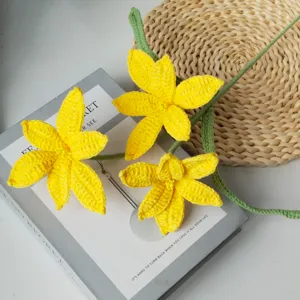 Fiore giallo lavorato all'uncinetto fatto a mano composizione floreale bouquet decorazione casa