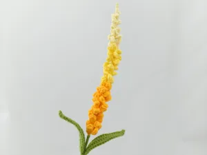 Handgemachte Häkel-Farbverlaufblume Detailaufnahme, ideal für kreative florale Arrangements.
