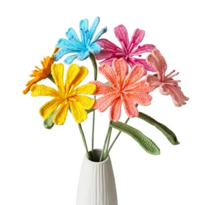 Bouquet di fiori all'uncinetto fatto a mano con vaso, decorazione floreale per la casa.