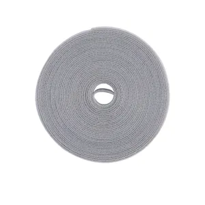 Rotolo di fascette stringicavo in velcro grigio per gestione cavi e scrivania ordinata.