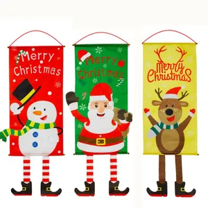 Detailansicht von Weihnachts-Hängeflaggen mit Schneemann-, Weihnachtsmann- und Rentier-Motiven.