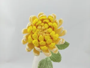 Bouquet de fleurs de dahlia jaune dégradé au crochet fait main avec des feuilles vertes