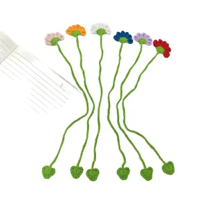 Handgemaakte gehaakte bloem bladwijzers met groene stelen, schattige gebreide boekenleggers.