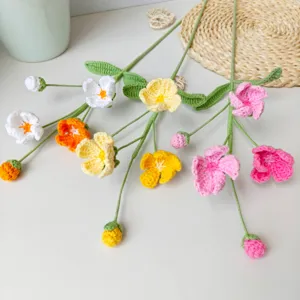 Bouquet di fiori di lana all'uncinetto fatto a mano decorazione per la casa vista principale