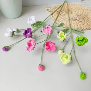 Fiori all'uncinetto fatti a mano finiti, fiori artificiali in maglia per decorazioni casa.