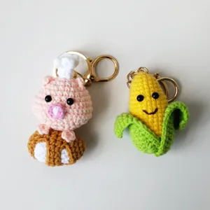 Llaveros de ganchillo hechos a mano con diseño de cerdo y maíz, bonitos dijes para bolsos.